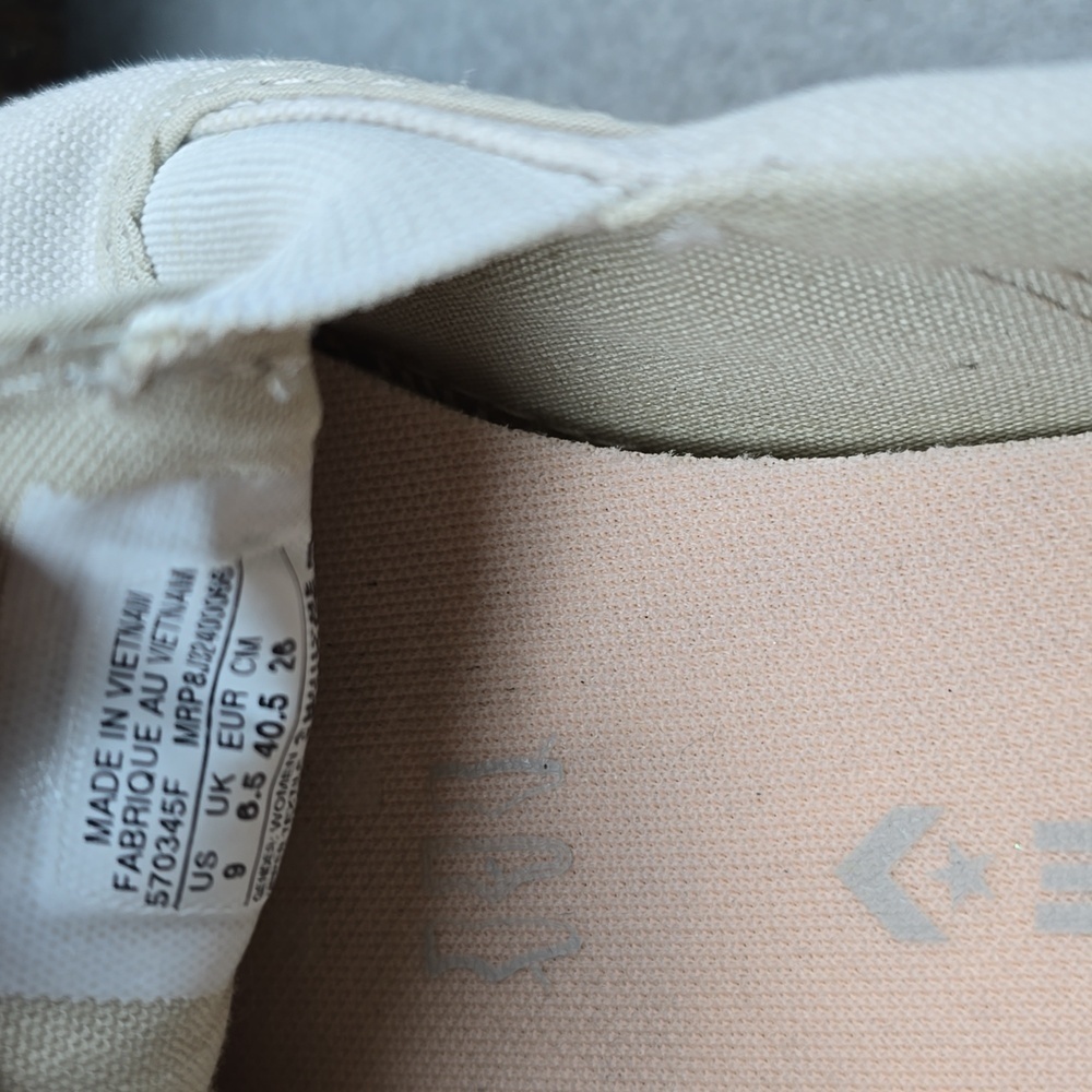 Converse women's size 9 beige. - Picture 6 of 8